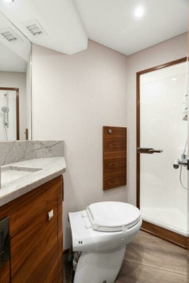 Viking 74 Convertible - Ensuite head
