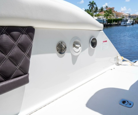 Unplugged 28ft Cobalt Yacht For Sale