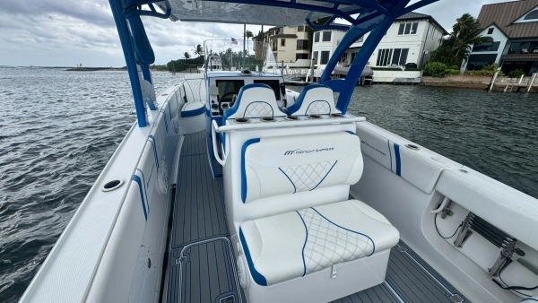 2016 Midnight Express 39
