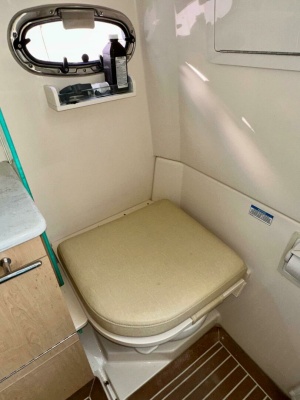 Boston Whaler 37 Outrageous - Head