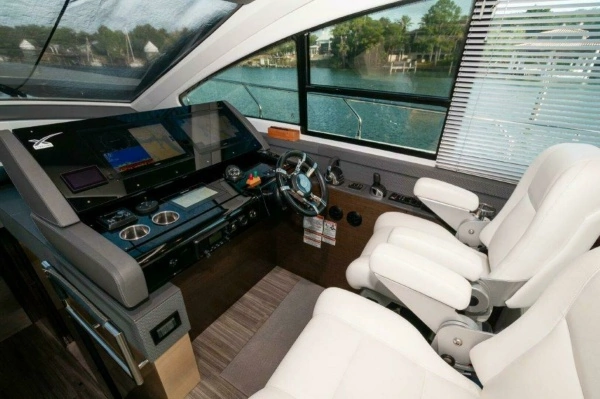 2019 Cruisers Yachts 60