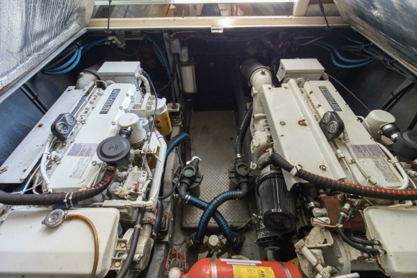2000 40 Sea Ray 400 Sedan Bridge Silver Lining Engine Room