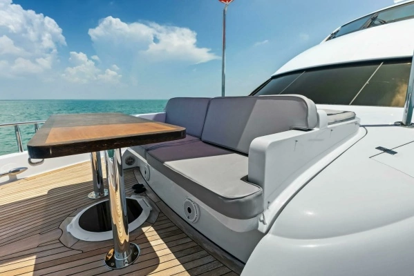2006 Lazzara Yachts 84