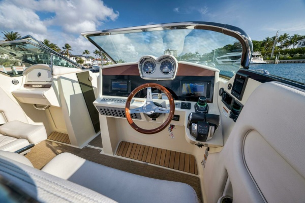 2LW 34ft Chris Craft Yacht For Sale