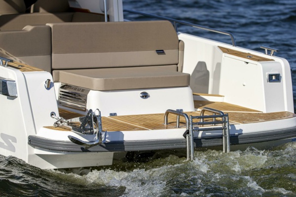 Nimbus Weekender 9 Swim Platform