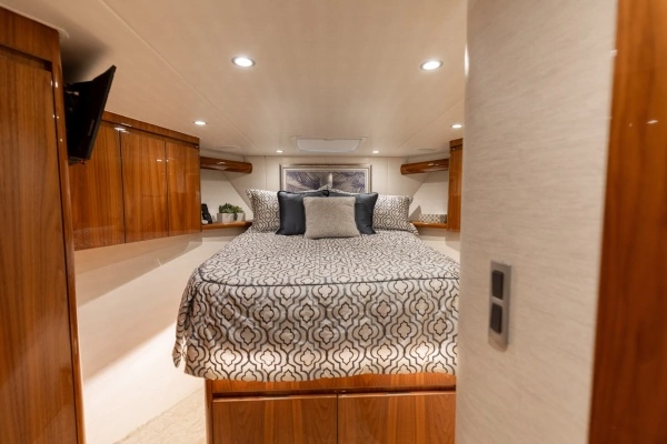 2018 Viking 52