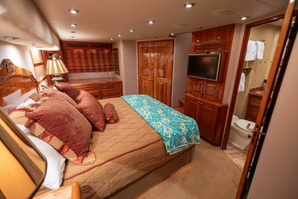 2005 Hatteras 68