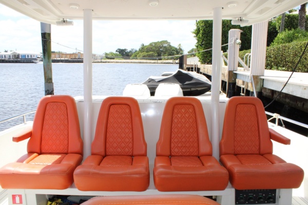 Axopar 37 - Helm Seating