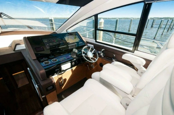 2020 Cruisers Yachts 60