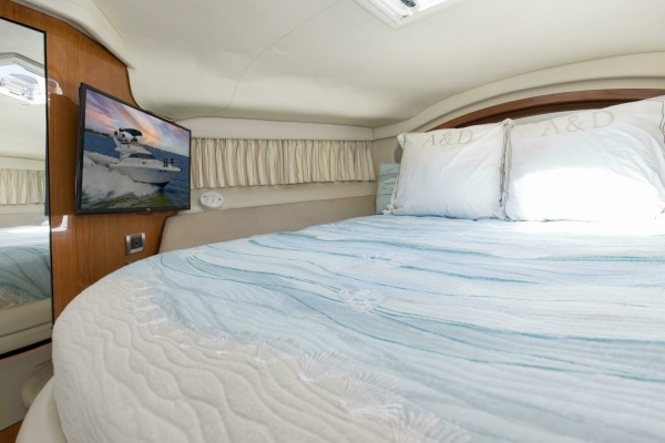 2000 40 Sea Ray 400 Sedan Bridge Silver Lining Primary Stateroom (1)
