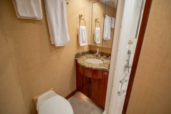 2005 Hatteras 68
