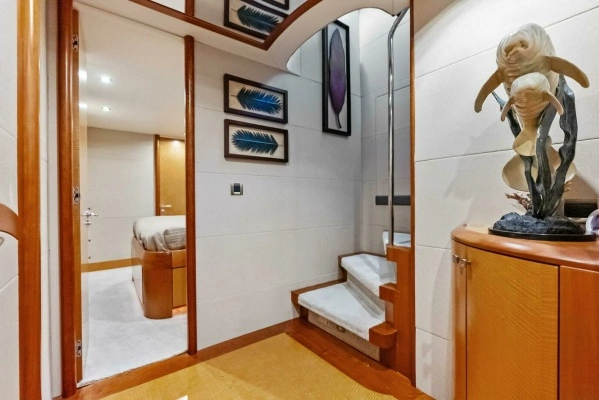 2006 Lazzara Yachts 84