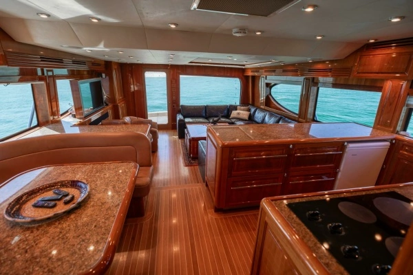 2005 Hatteras 68