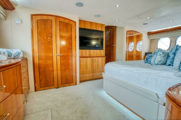 MAJESTIK 80ft Hatteras Yacht For Sale