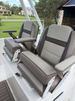 Cutwater 24 - Helm Seating
