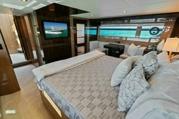 2023 Cruisers Yachts 60