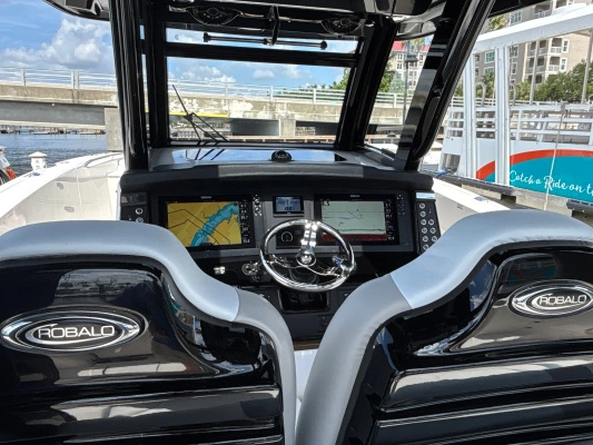 Robalo R360 Yacht For Sale
