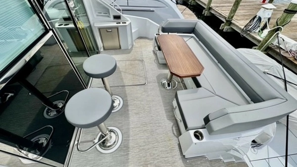 2023 Cruisers Yachts 50