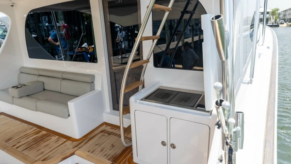 2021 Hatteras 65