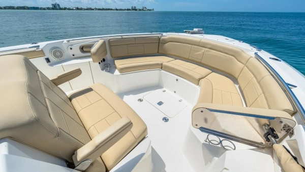 2019 Pursuit 32