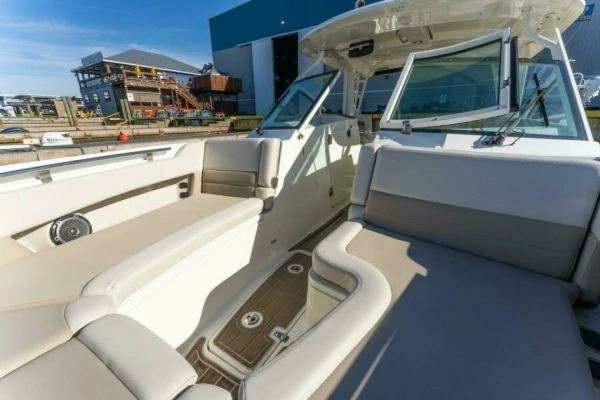 2017 Boston Whaler 32