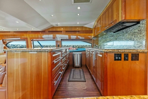2007 Hatteras 64