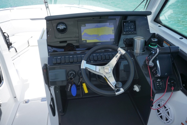 2023 27 Blackfin 272 DC Helm (4)