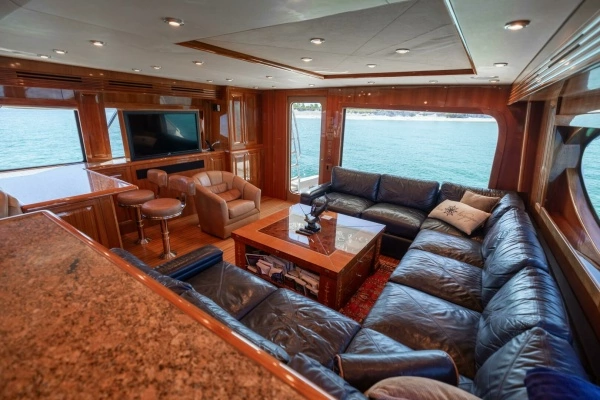 2005 Hatteras 68