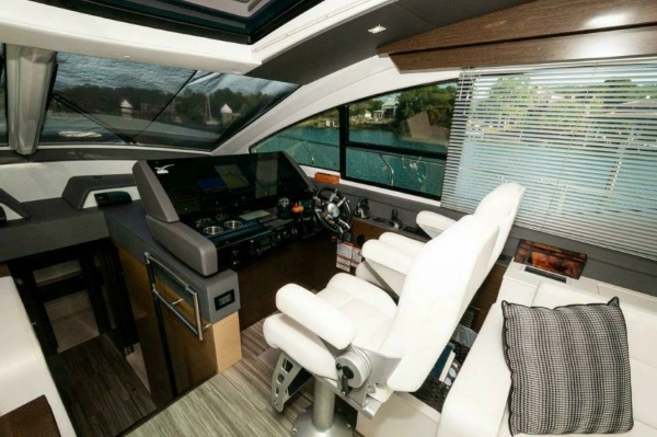 2019 Cruisers Yachts 60