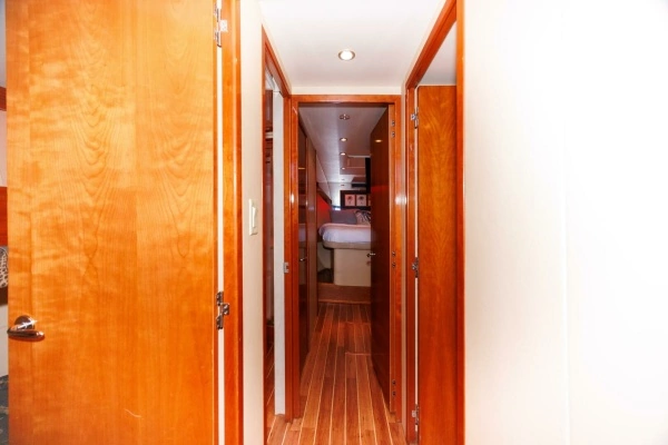 2002 Hatteras 50