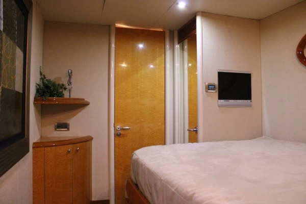 2007 Lazzara Yachts 74