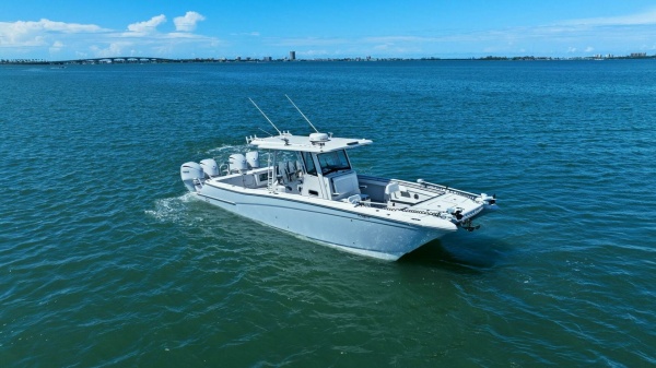 2022 World Cat 400 CC-X - Profile Starboard 3/4 Bow