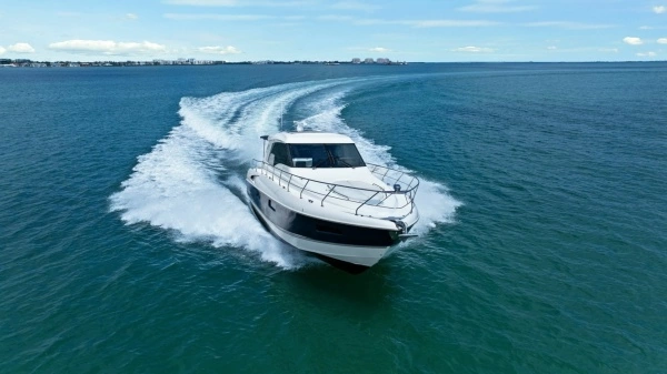 2014 Cruisers Yachts 48