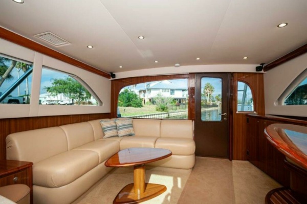 2012 Viking 42 Convertible  Salon 1