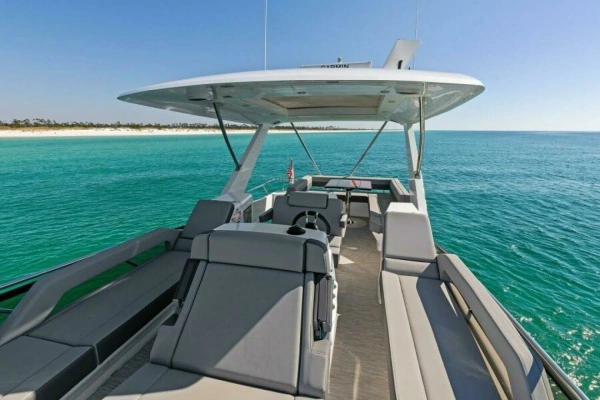 2023 Cruisers Yachts 60
