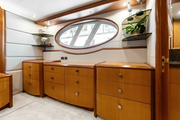 2006 Lazzara Yachts 84