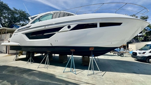 2023 Cruisers Yachts 50