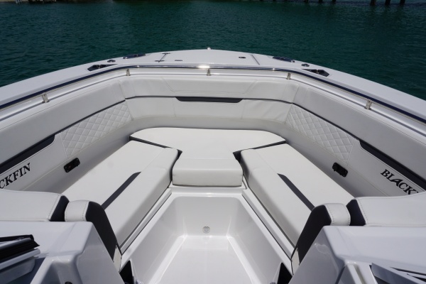 2023 27 Blackfin 272 DC Bow Seating (1)