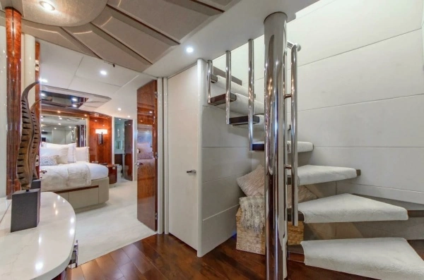 2001 Lazzara Yachts 94
