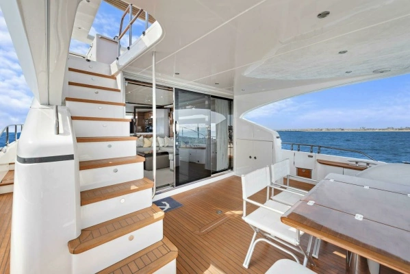 2015 Princess 72