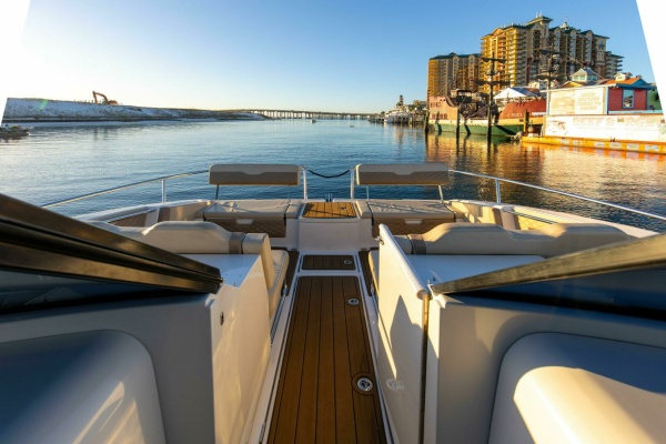 2018 36 Aquila 36 Power Cat Katz Azz Bow Seating (3)