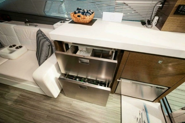 2019 Cruisers Yachts 60