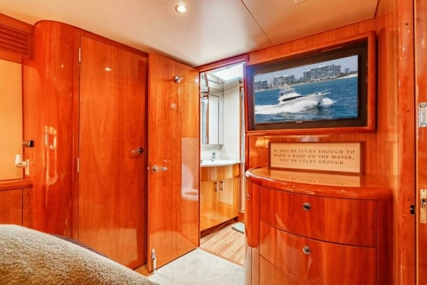 2004 Hatteras 54