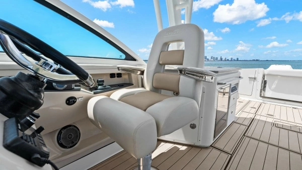 Boston Whaler 320 Vantage Yacht For Sale