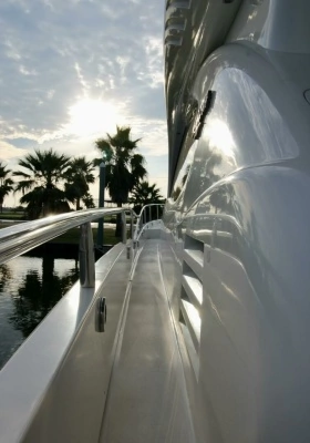 2007 Lazzara Yachts 74