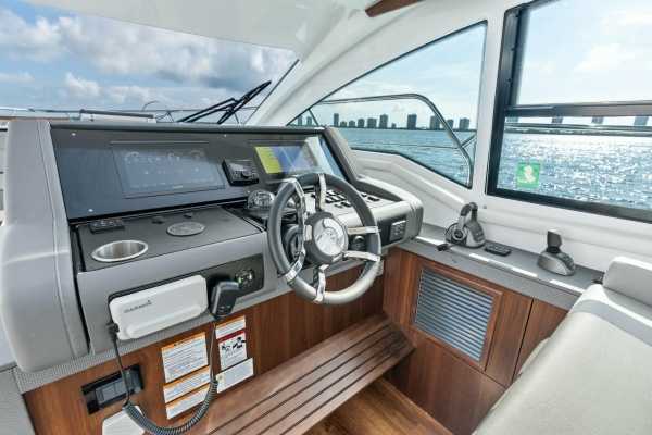 Cruisers 42 SARGAM - Helm