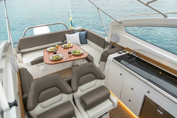 Nimbus Weekender 9 Helm and Aft Seating