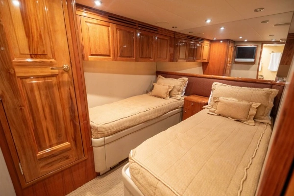 2005 Hatteras 68