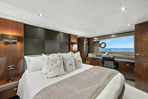 2015 Princess 72