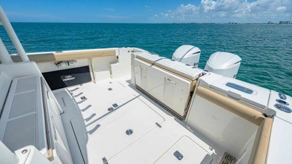 2019 Pursuit 32